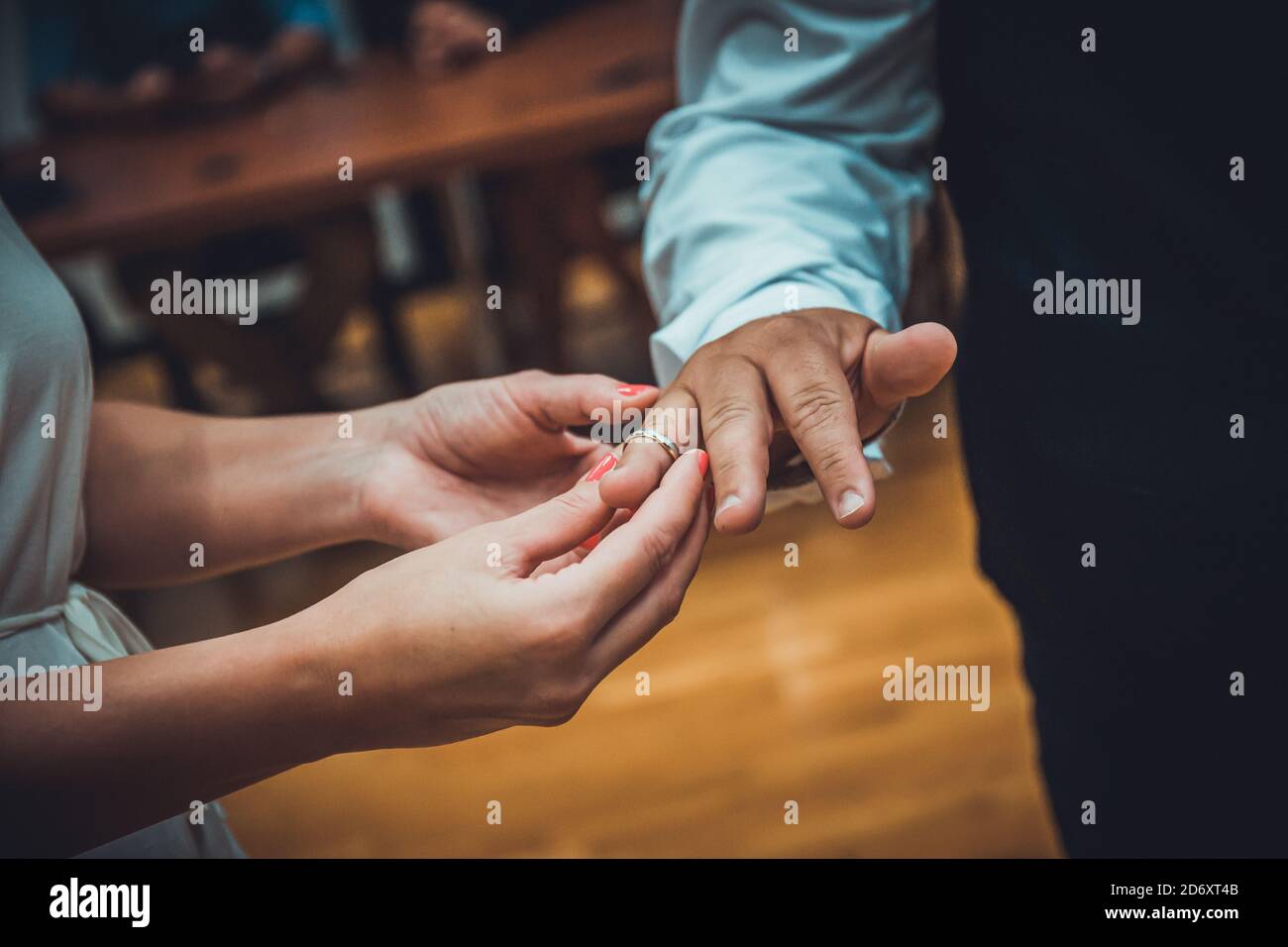 Eine nicht erkennbare Braut und Bräutigam Austausch der Eheringe In der Hochzeitszeremonie Stockfoto