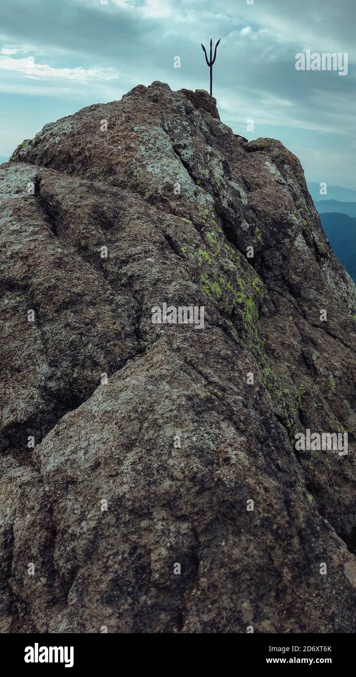 Religiöse Hindu Trishul auf der Spitze des Berges Stockfoto