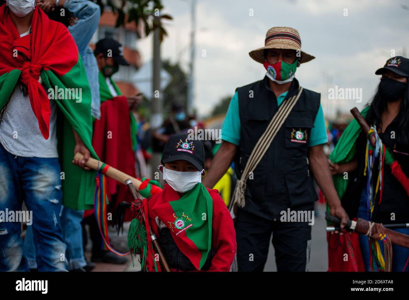 Indigene aus der Region Cauca, Kolumbien, demonstrieren in Bogota, um Präsident Ivan Duque zu bitten, ihre Herrschaft und Stabilität zurück zu bringen Stockfoto
