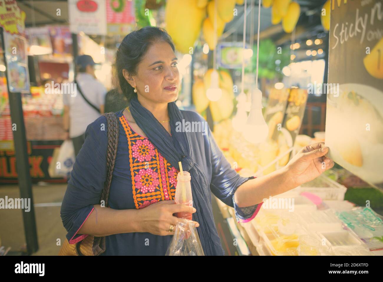 Reifer schöne indische Frau erkunden die Stadt Bangkok, Thailand Stockfoto