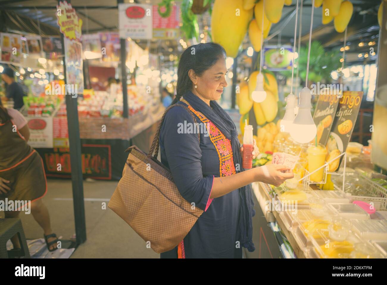 Reifer schöne indische Frau erkunden die Stadt Bangkok, Thailand Stockfoto