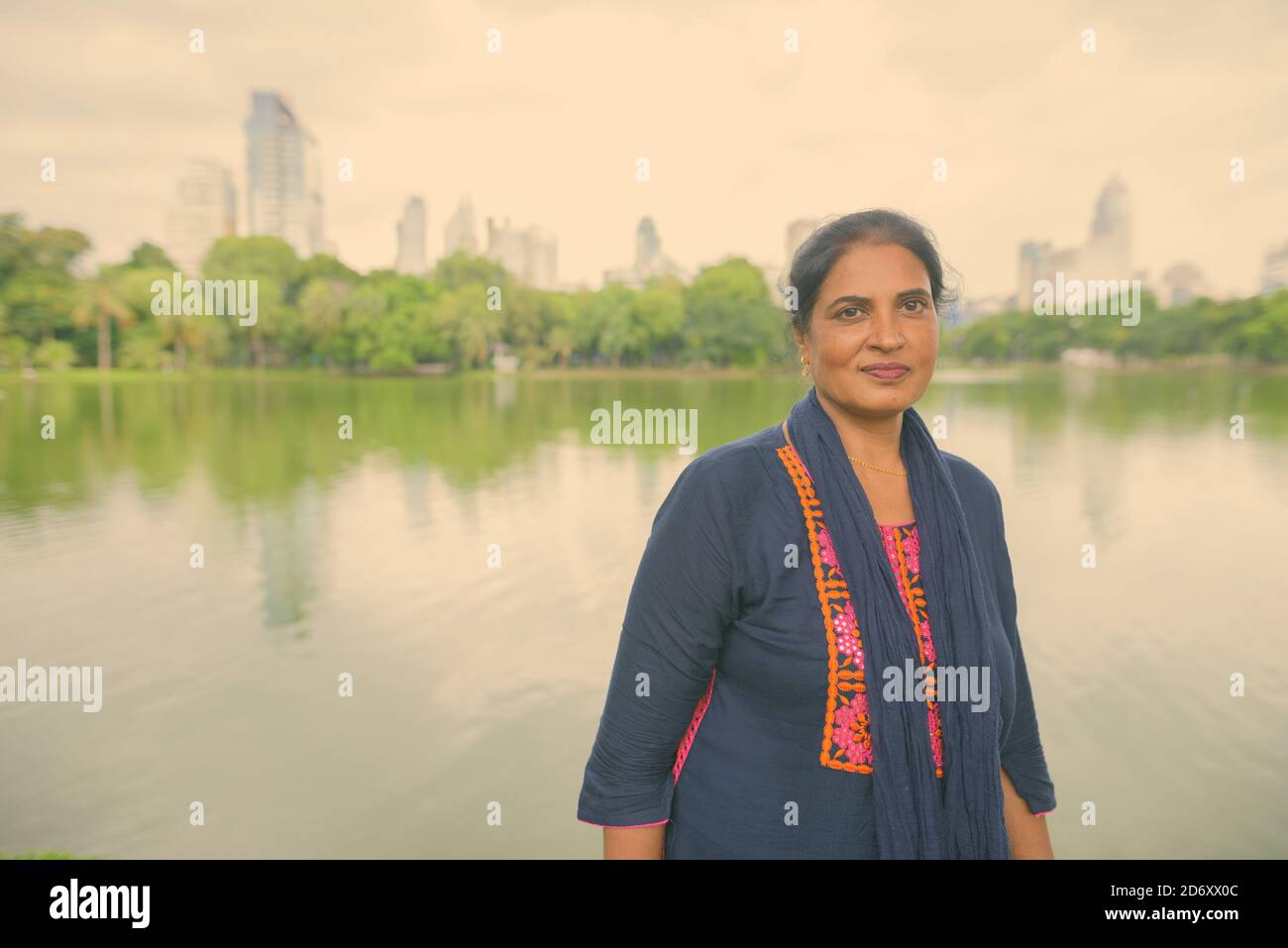 Reifer schöne indische Frau erkunden die Stadt Bangkok, Thailand Stockfoto