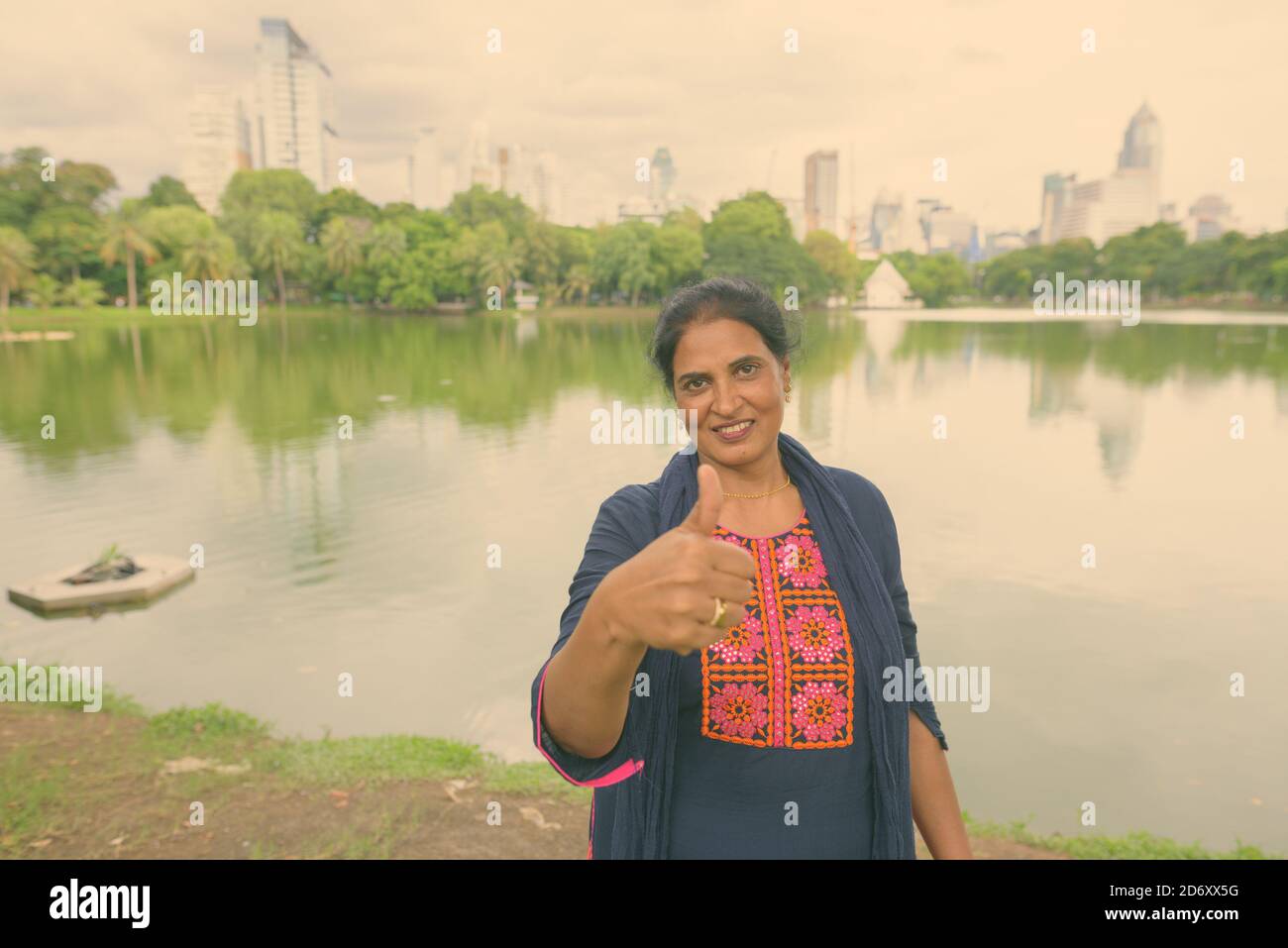 Reifer schöne indische Frau erkunden die Stadt Bangkok, Thailand Stockfoto