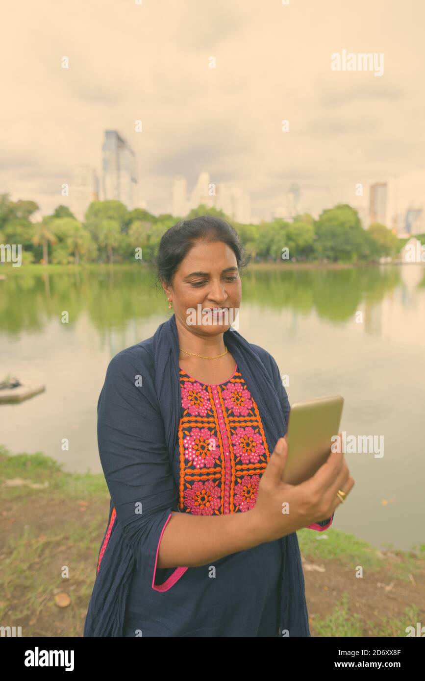 Reifer schöne indische Frau erkunden die Stadt Bangkok, Thailand Stockfoto