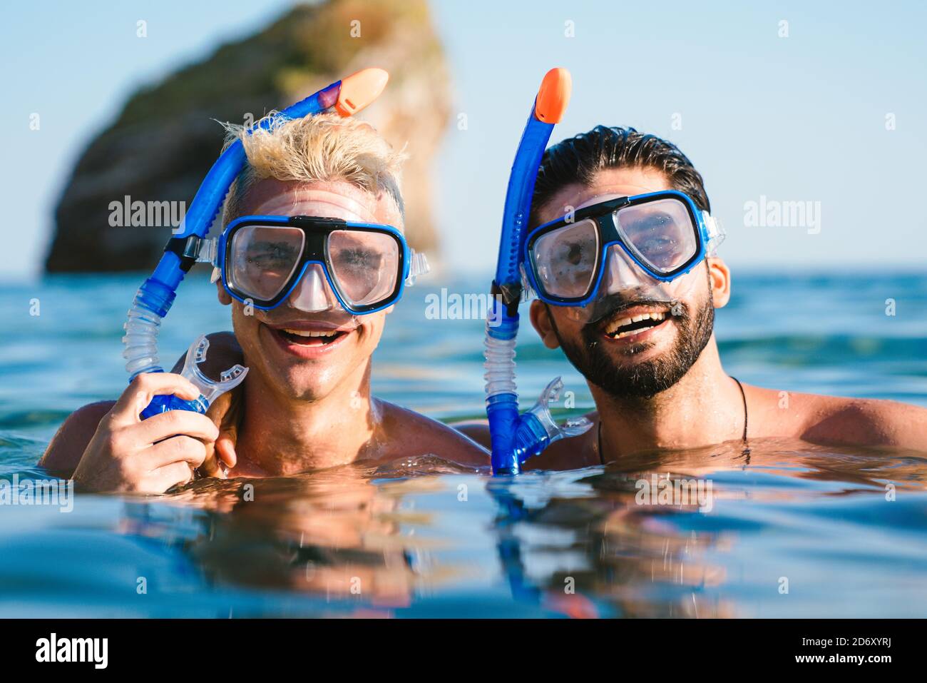 Glückliche Freunde genießen Sommerurlaub, Reisen während des Tauchens. Stockfoto