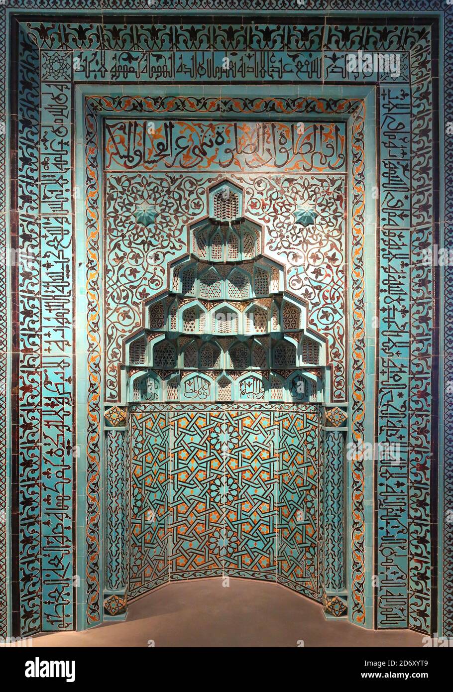 Mihrab (Gebetsnische) aus dem 13. Jahrhundert aus der Beyhekim Moschee, Konya, Türkei, ausgestellt im Pergamon Museum, Berlin, Deutschland Stockfoto