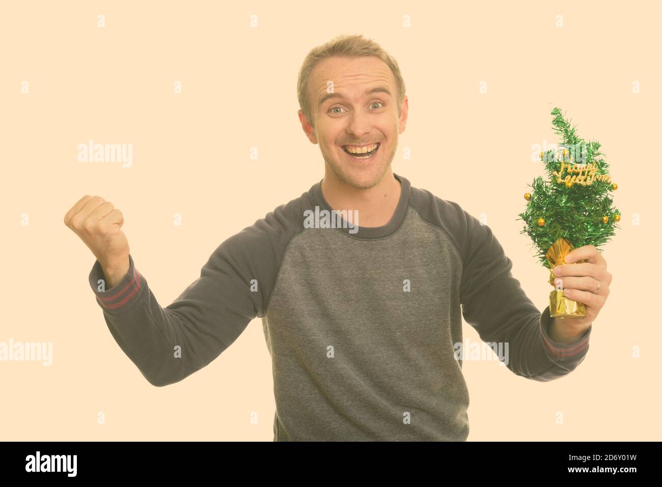 Happy kaukasischen Mann, Frohes Neues Jahr Baum aufgeregt suchen Stockfoto