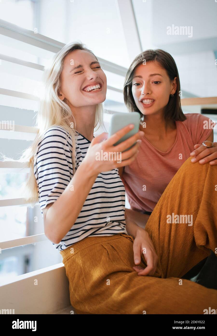 Junge weibliche Freunde reden, lachen und gemeinsam Spaß haben Stockfoto