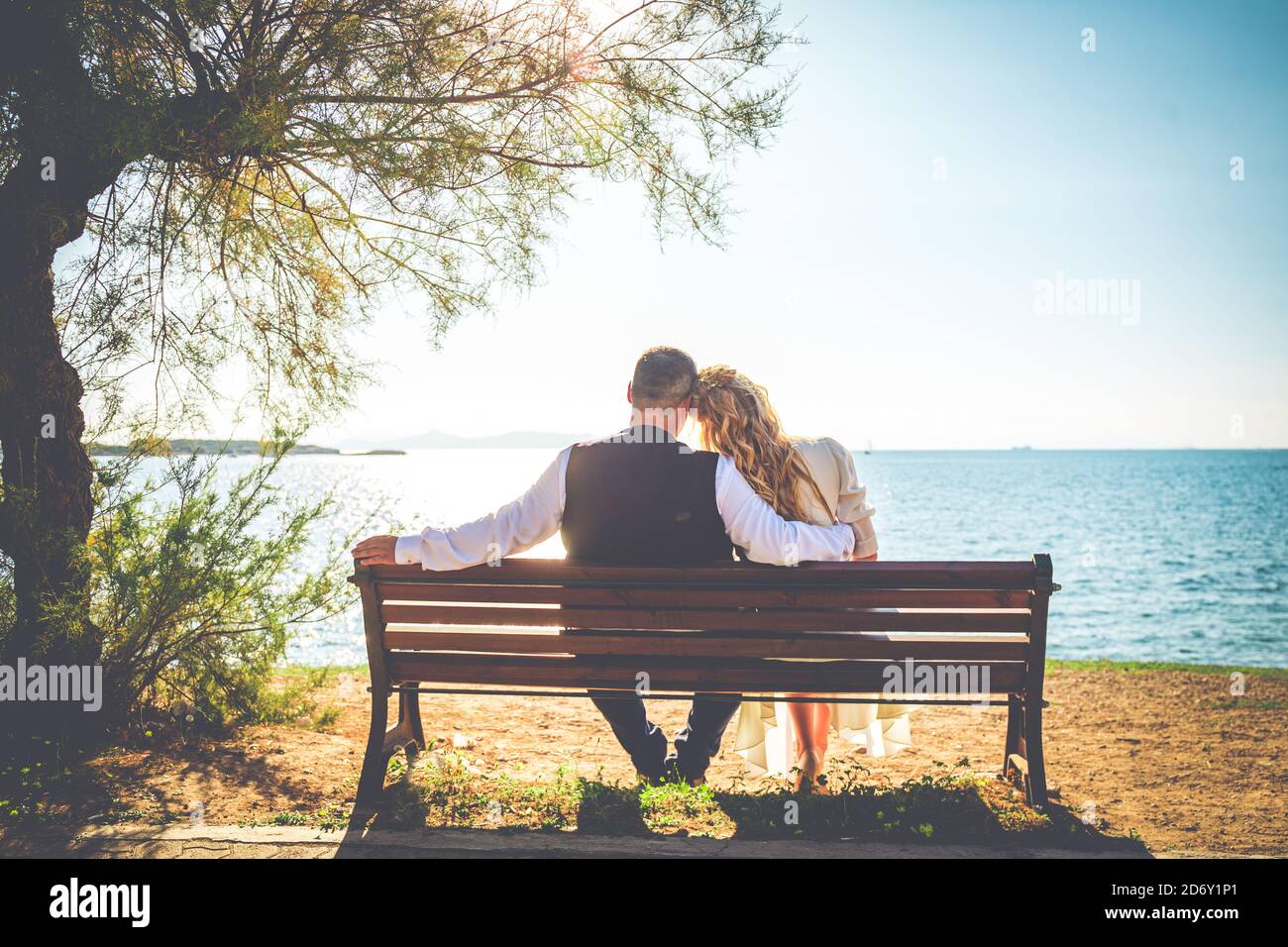 Eine Braut Und Ein Bräutigam Sitzen Holzbank Am Strand Rückansicht Stockfotografie Alamy 