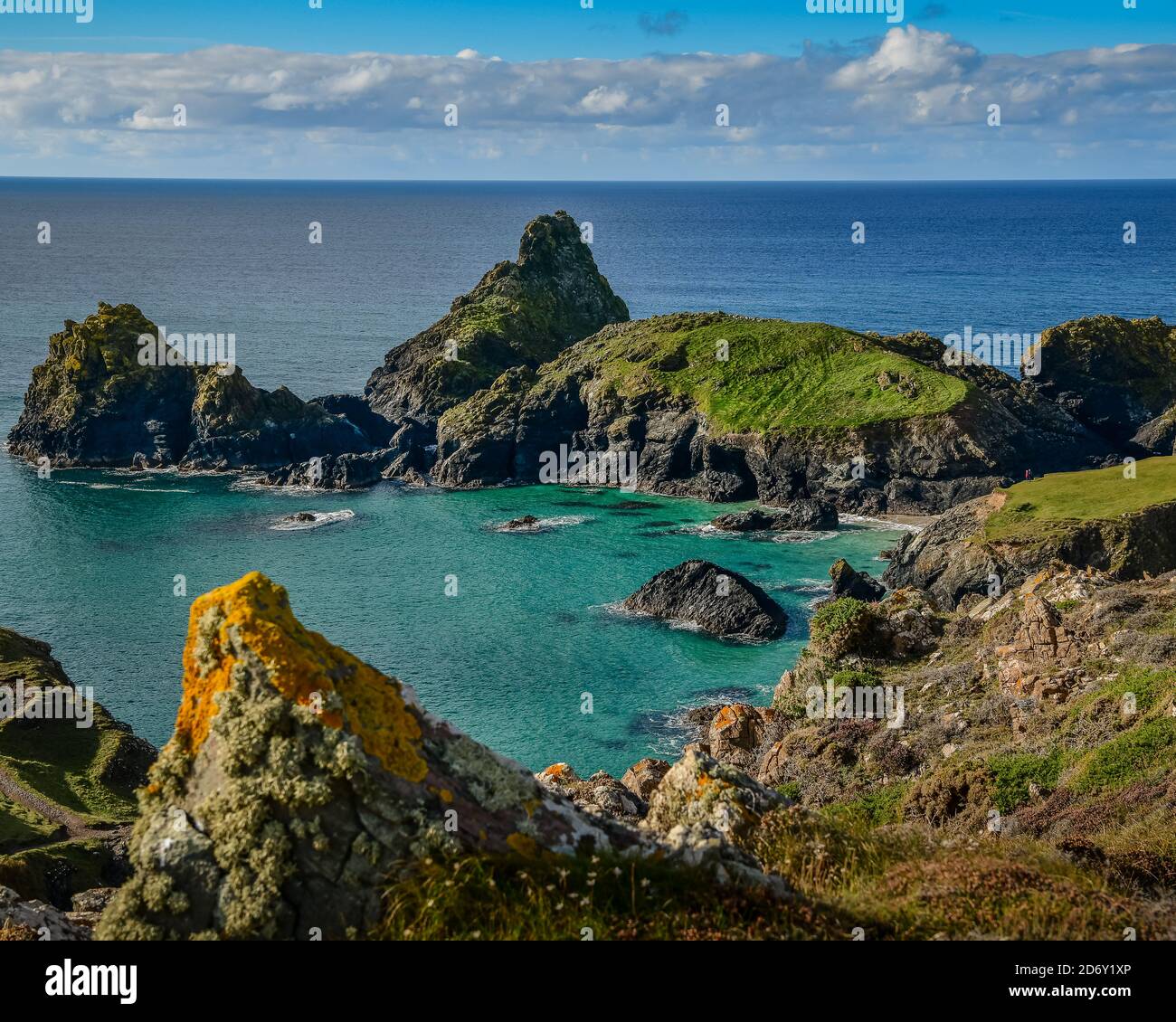 Gelbe Flechten, Aqua-Meer, schwarze Felsen in Cornwall Bucht Stockfoto