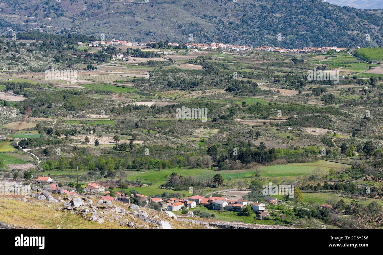 Die Hügel hoch über dem Fluss Douro bei Carrazeda de Ansiaes. Das Tal des Flusses Douro. Es ist das Weinanbaugebiet Alto Douro und als UNESCO W Stockfoto