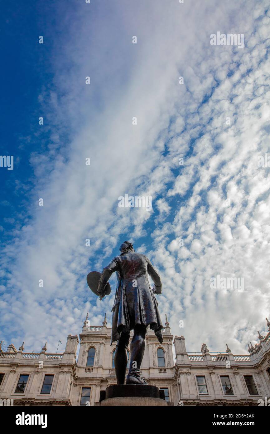 Statue von Sir Joshua Reynolds von Alfred Drury im Annenberg Hof der Royal Academy of Arts (RA), Piccadilly, London, errichtet 1931 Stockfoto