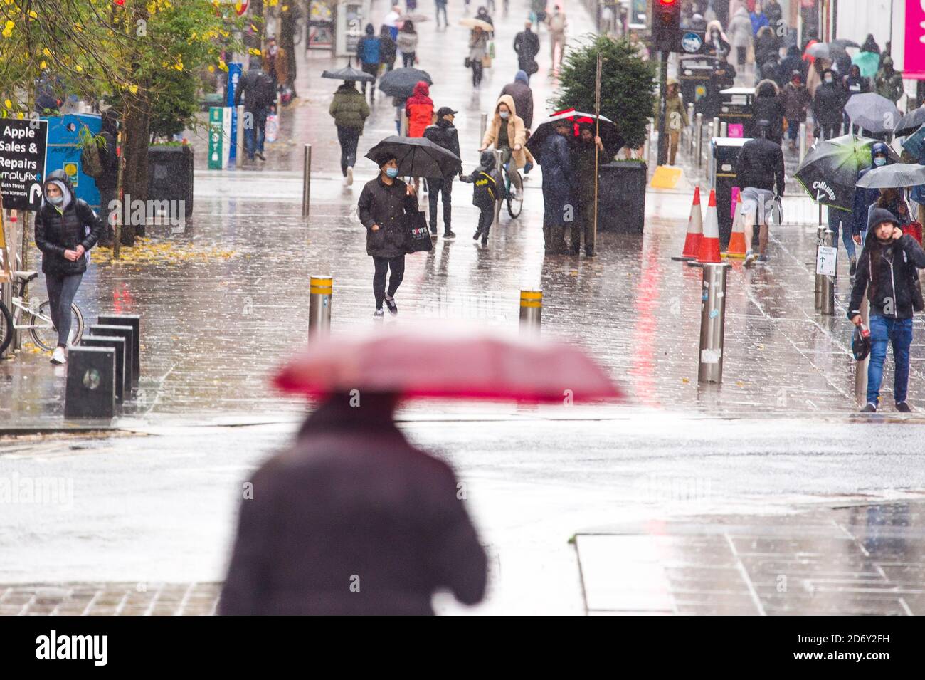 Die Öffentlichkeit in der Buchanan Street in Glasgow muss bis morgen um 9:00 Uhr eine gelbe Warnung vor Regen abgeben. Kredit: Euan Cherry Stockfoto