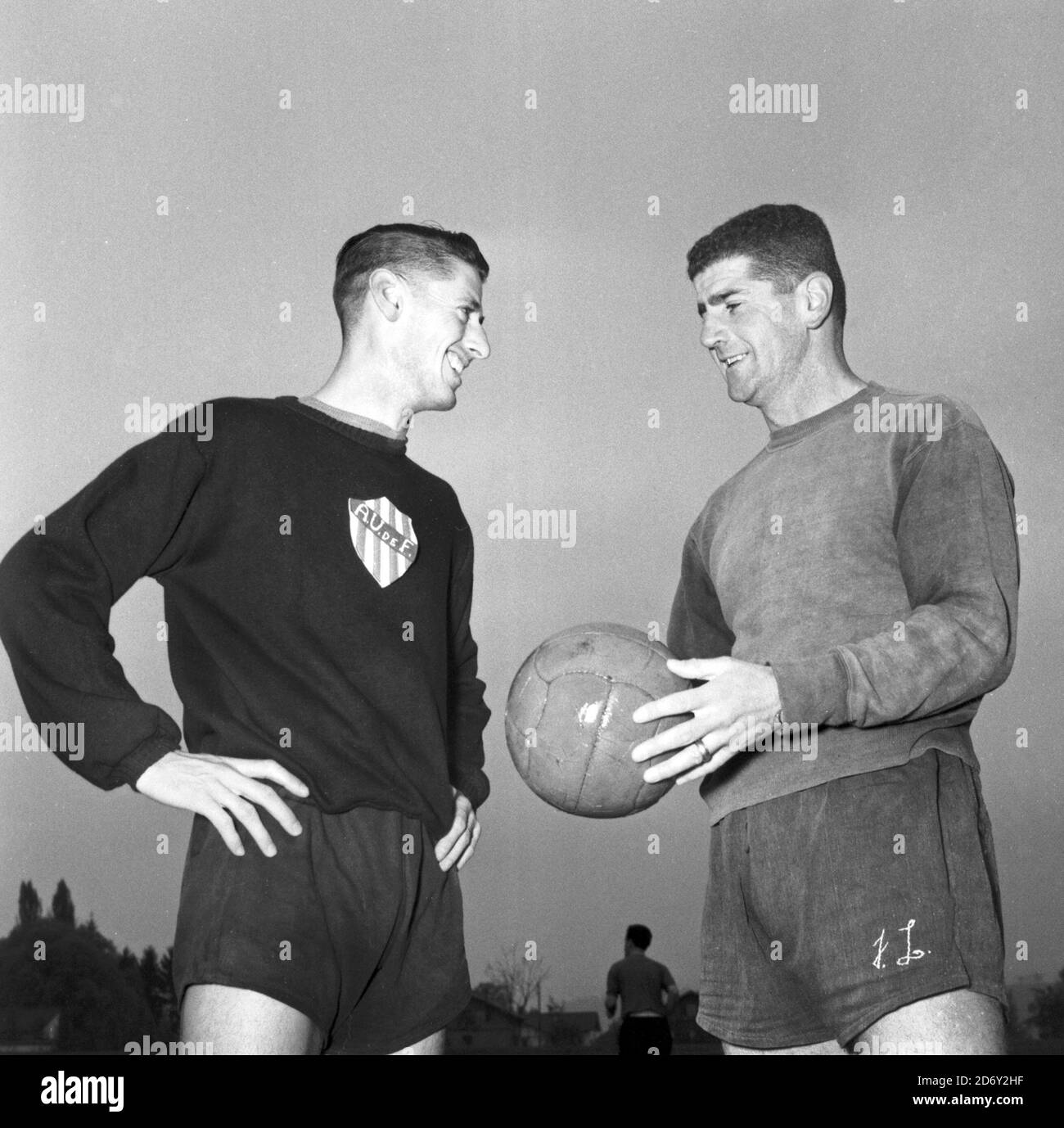 FIFA Fußball-Weltmeisterschaft 1954 - Schweiz. Das Team von Uruguays  Trainingslager in Hilterfunger. Juan Alberto Schiaffino und Trainer Juan  Lopez Fontana während eines Trainings. Hilterfunger (Svizzera), 20/05/1954.  Campionato mondiale di calcio ...