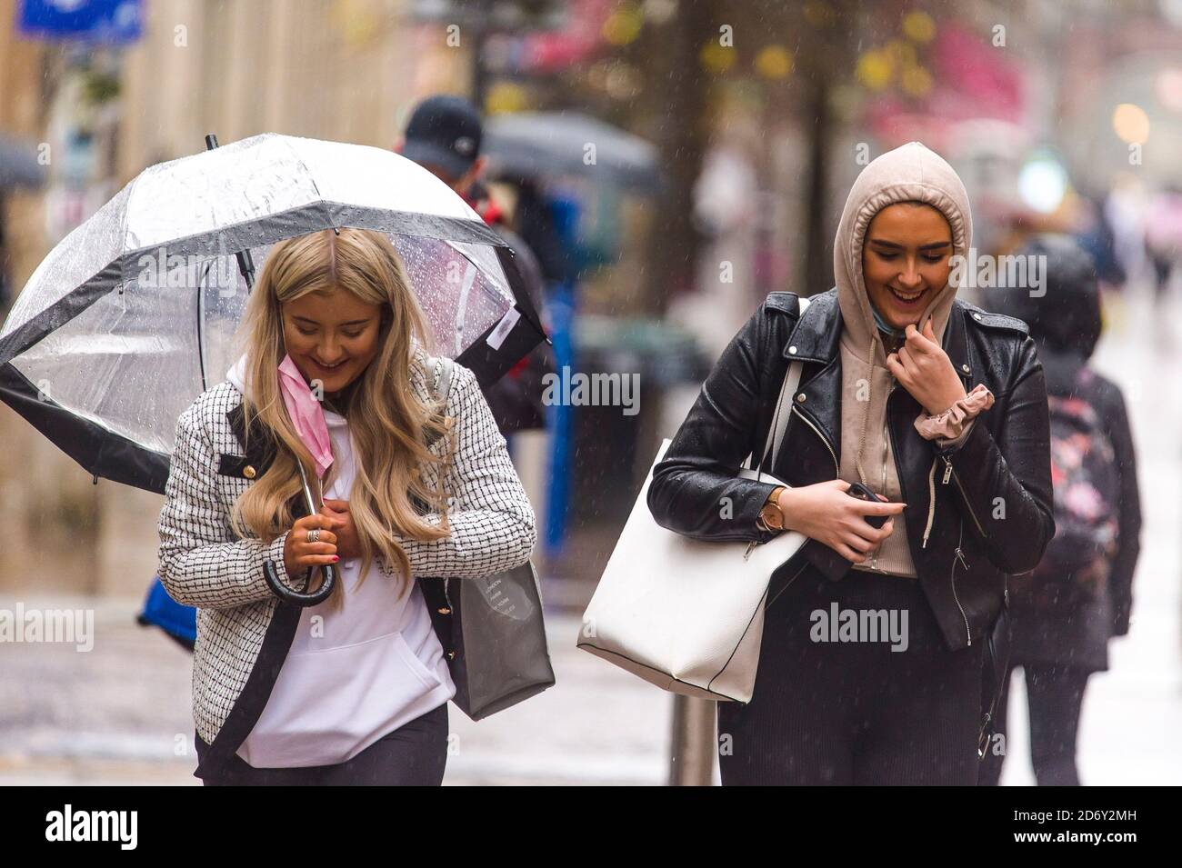 Die Öffentlichkeit in der Buchanan Street in Glasgow muss bis morgen um 9:00 Uhr eine gelbe Warnung vor Regen abgeben. Kredit: Euan Cherry Stockfoto