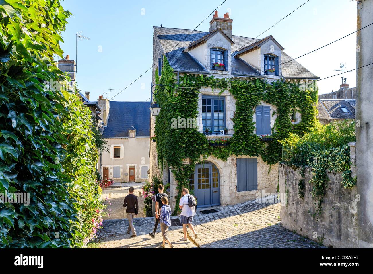 Frankreich, Loiret, Loire-Tal als Weltkulturerbe der UNESCO, Beaugency, Haus und Straße im Stadtzentrum // Frankreich, Loiret (45), Val de Loire c Stockfoto