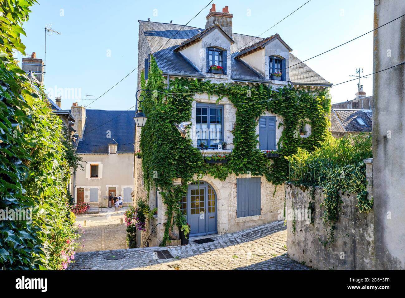 Frankreich, Loiret, Loire-Tal als Weltkulturerbe der UNESCO, Beaugency, Haus und Straße im Stadtzentrum // Frankreich, Loiret (45), Val de Loire c Stockfoto