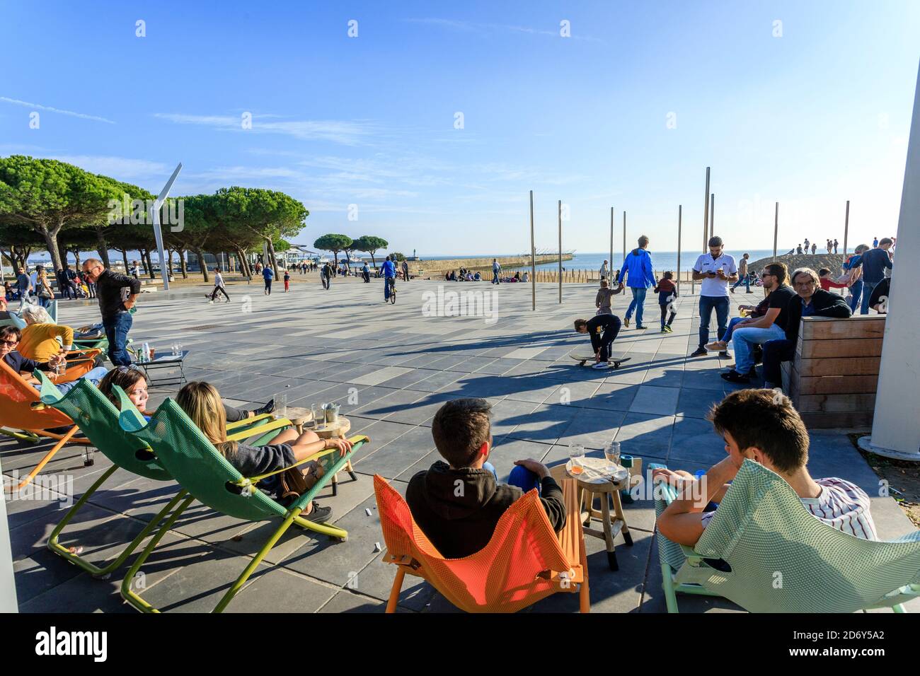 Frankreich, Loire Atlantique, Saint Nazaire, Barterrasse, Place du Commando // Frankreich, Loire-Atlantique (44), Saint-Nazaire, Terrasse de bar, Place du Com Stockfoto