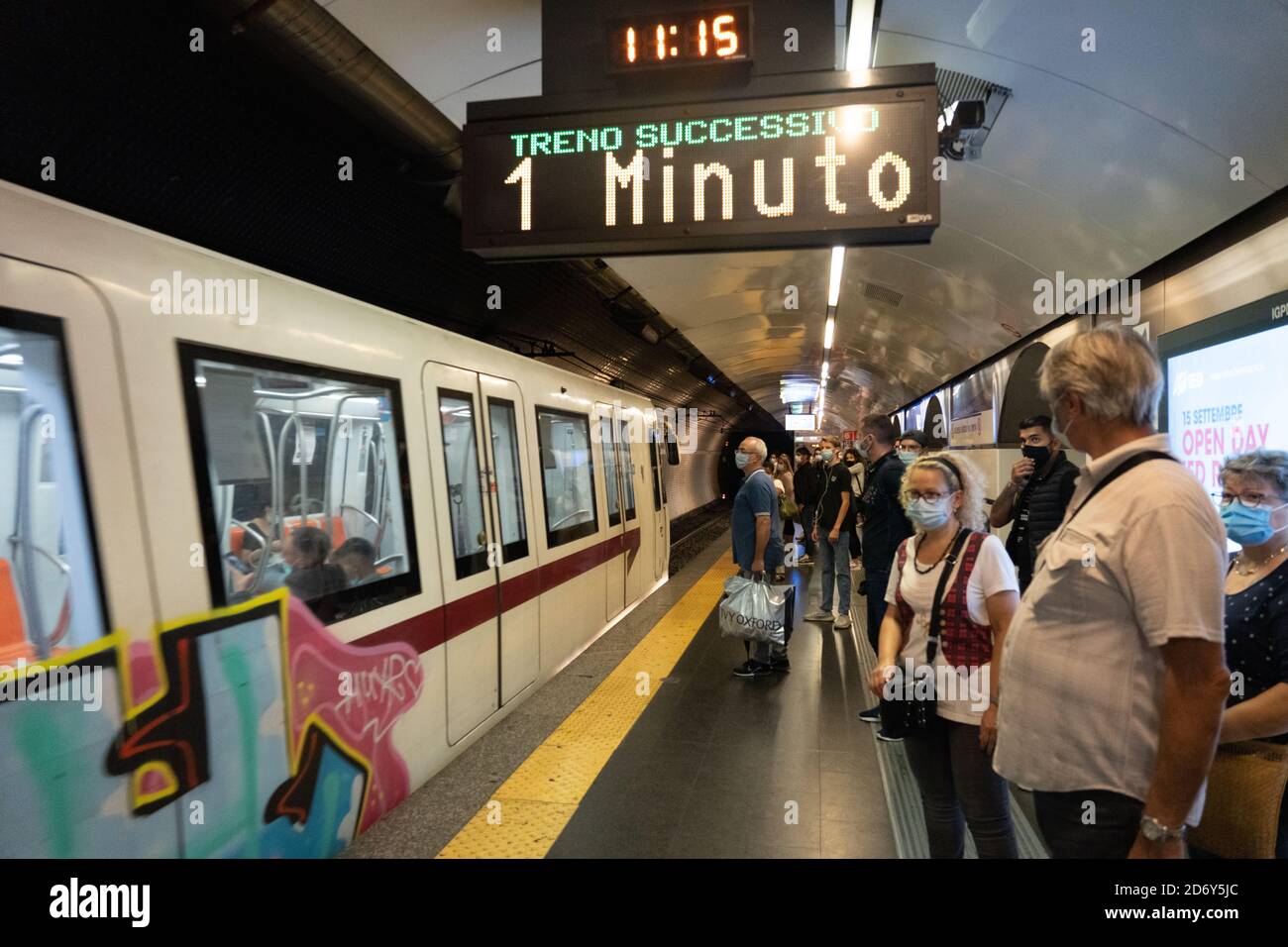 Reisende während der Coronavirus-Pandemie warten auf einer Plattform in der U-Bahn in Rom. Aus einer Serie von Reisefotos in Italien. Foto Datum: Mittwoch, Stockfoto