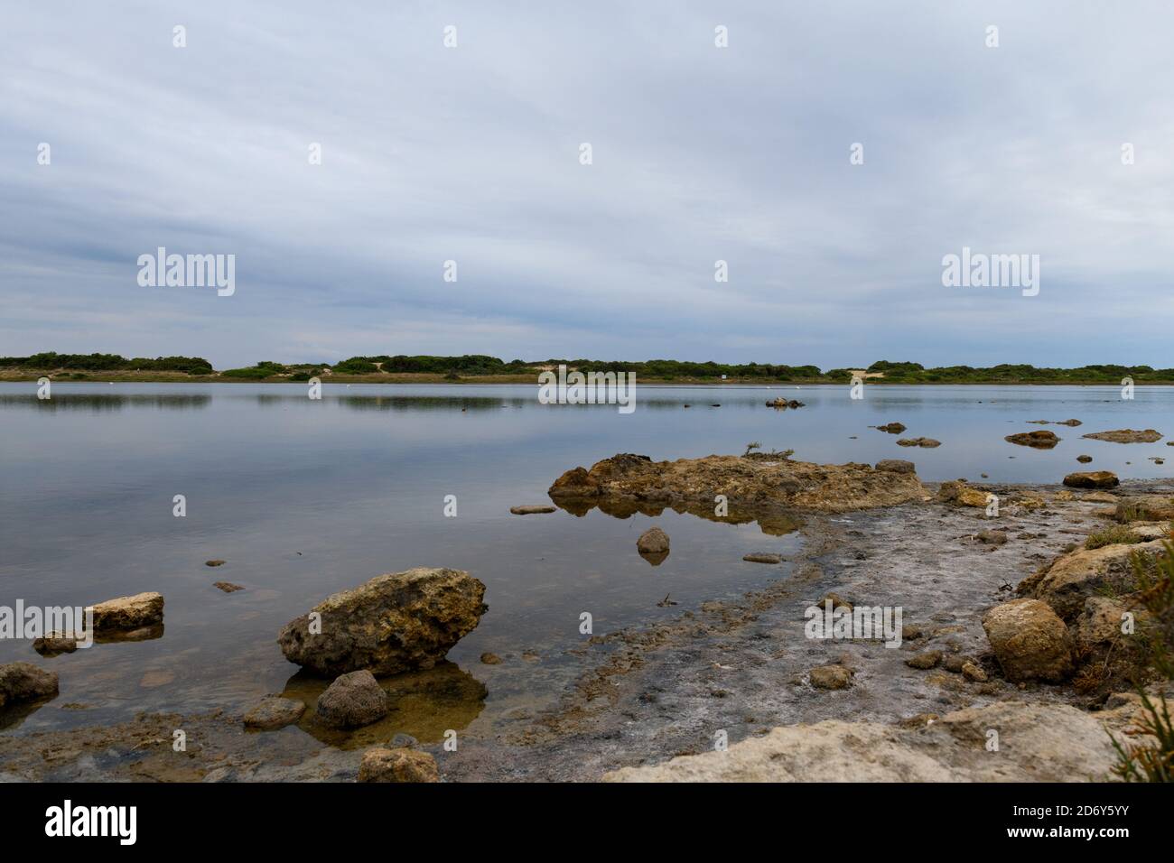 Salzsee Naturschutzgebiet Salina dei Monaci von Torre Colimena in der bewölkten Tag, Salento Stockfoto