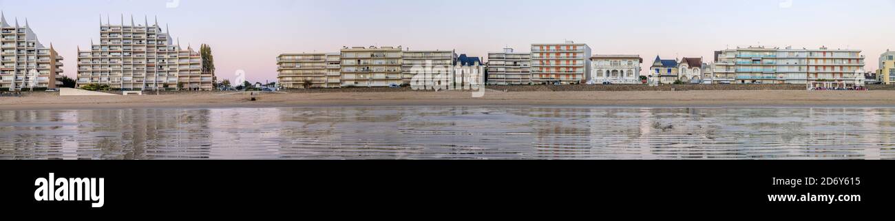 Frankreich, Loire Atlantique, Cote d'Amour, La Baule, Strand und Meer mit Gebäuden am Abend // Frankreich, Loire-Atlantique (44), Côte d'Amour, La Stockfoto