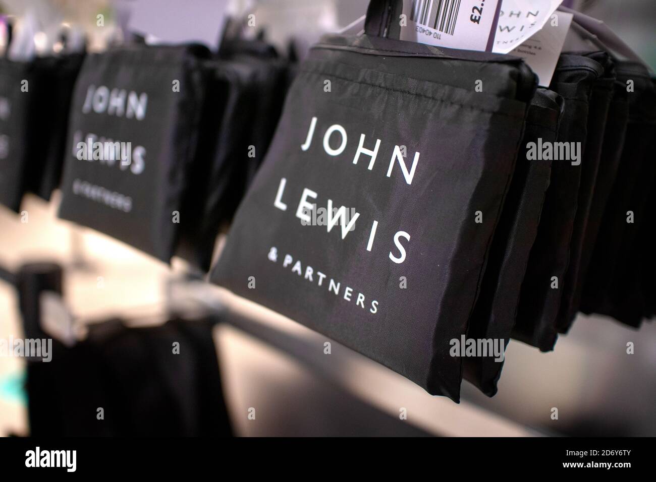 Reihe von John Lewis & Partners Taschen Stockfoto