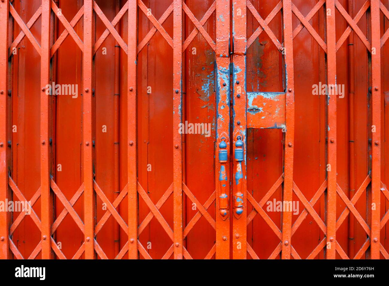 Roter Metallvorhang an der Vordertür Stockfoto