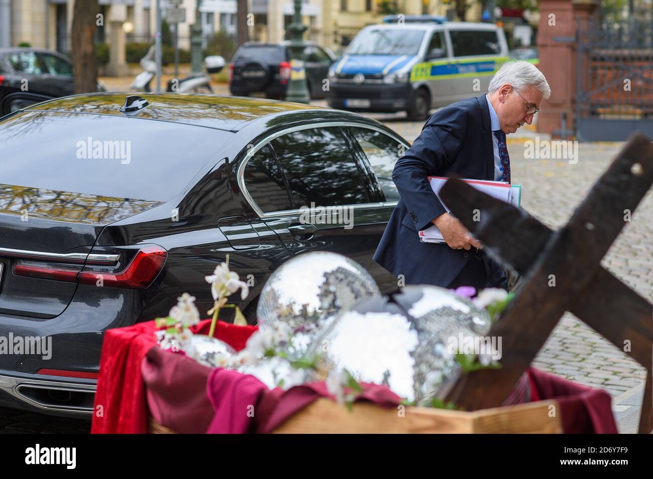 Magdeburg, Deutschland. Oktober 2020. Armin Willingmann (SPD), Minister für Wirtschaft, Wissenschaft und Digitalisierung Sachsen-Anhalts, steigt vor der Staatskanzlei aus seinem Dienstwagen aus. Davor haben Vertreter der Vereinswirtschaft einen Sarg mit Diskokugeln und einem Holzkreuz geparkt, um auf den Tod des Vereins wegen der mit der Ausbreitung des Corona-Virus verbundenen Einschränkungen aufmerksam zu machen. Das Kabinett traf sich in der Staatskanzlei. Quelle: Klaus-Dietmar Gabbert/dpa-Zentralbild/ZB/dpa/Alamy Live News Stockfoto