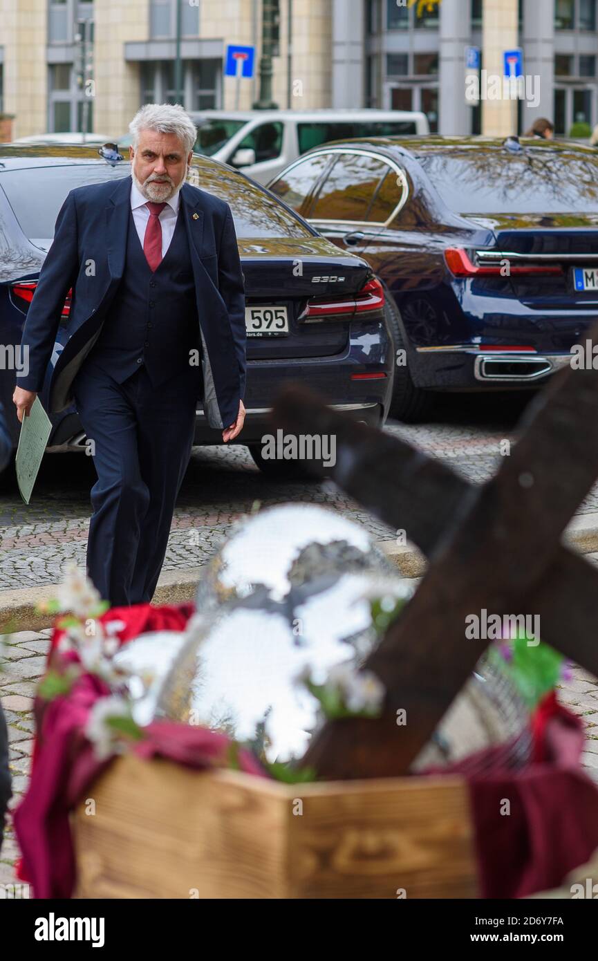 Magdeburg, Deutschland. Oktober 2020. Armin Willingmann (SPD), Minister für Wirtschaft, Wissenschaft und Digitalisierung Sachsen-Anhalts, steigt vor der Staatskanzlei aus seinem Dienstwagen aus. Davor haben Vertreter der Vereinswirtschaft einen Sarg mit Diskokugeln und einem Holzkreuz geparkt, um auf den Tod des Vereins wegen der mit der Ausbreitung des Corona-Virus verbundenen Einschränkungen aufmerksam zu machen. Das Kabinett traf sich in der Staatskanzlei. Quelle: Klaus-Dietmar Gabbert/dpa-Zentralbild/ZB/dpa/Alamy Live News Stockfoto
