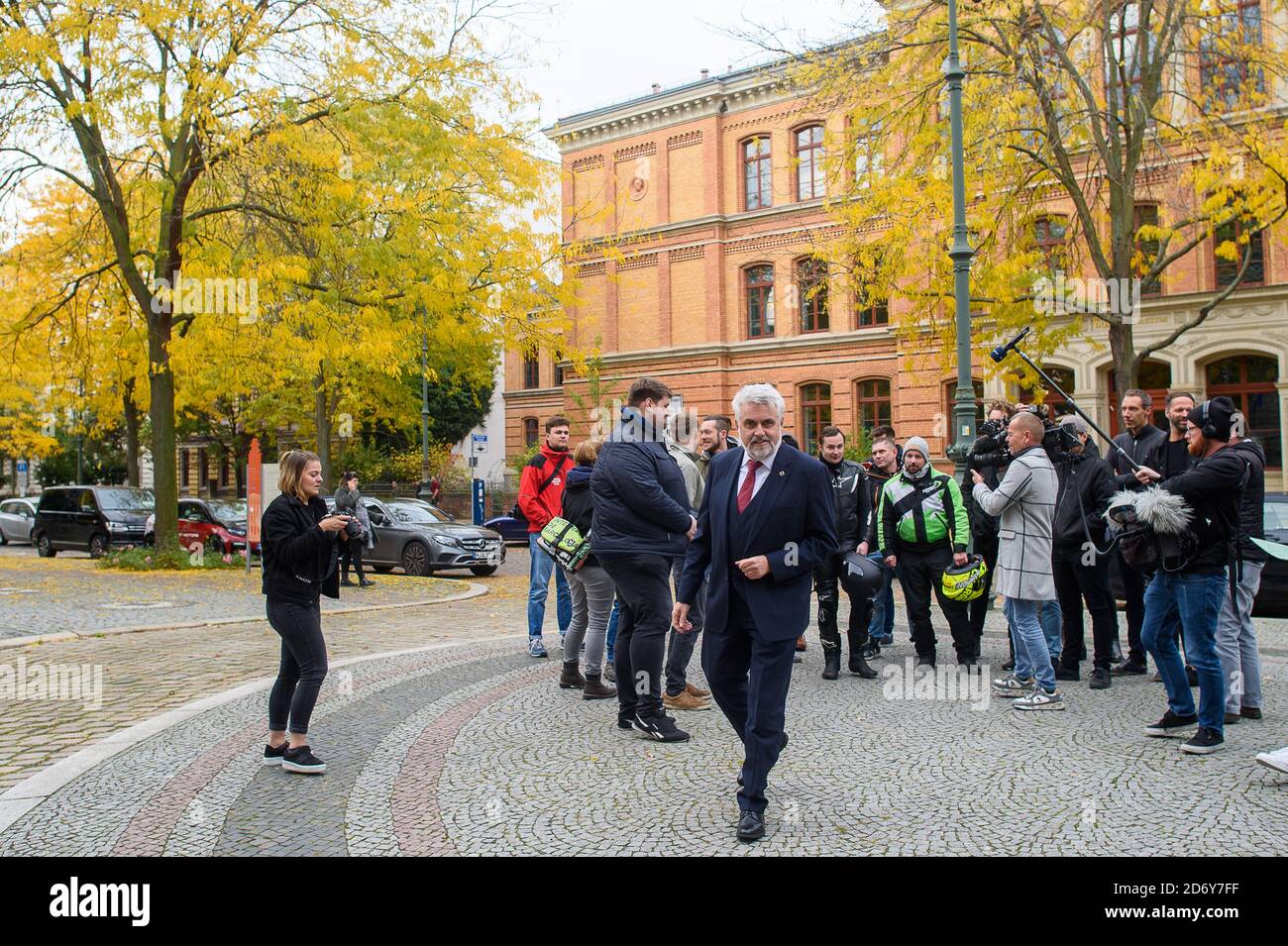 Magdeburg, Deutschland. Oktober 2020. Armin Willingmann (SPD), Minister für Wirtschaft, Wissenschaft und Digitalisierung Sachsen-Anhalts, wendet sich nach einem Gespräch mit Vertretern der Vereinswirtschaft ab. Sie hatten wegen der mit der Verbreitung des Corona-Virus verbundenen Einschränkungen auf den Club-Tod aufmerksam gemacht. Das Kabinett traf sich in der Staatskanzlei. Quelle: Klaus-Dietmar Gabbert/dpa-Zentralbild/ZB/dpa/Alamy Live News Stockfoto