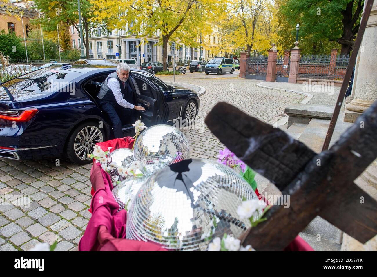 Magdeburg, Deutschland. Oktober 2020. Armin Willingmann (SPD), Minister für Wirtschaft, Wissenschaft und Digitalisierung Sachsen-Anhalts, steigt vor der Staatskanzlei aus seinem Dienstwagen aus. Davor haben Vertreter der Vereinswirtschaft einen Sarg mit Diskokugeln und einem Holzkreuz geparkt, um auf den Tod des Vereins wegen der mit der Ausbreitung des Corona-Virus verbundenen Einschränkungen aufmerksam zu machen. Das Kabinett traf sich in der Staatskanzlei. Quelle: Klaus-Dietmar Gabbert/dpa-Zentralbild/ZB/dpa/Alamy Live News Stockfoto