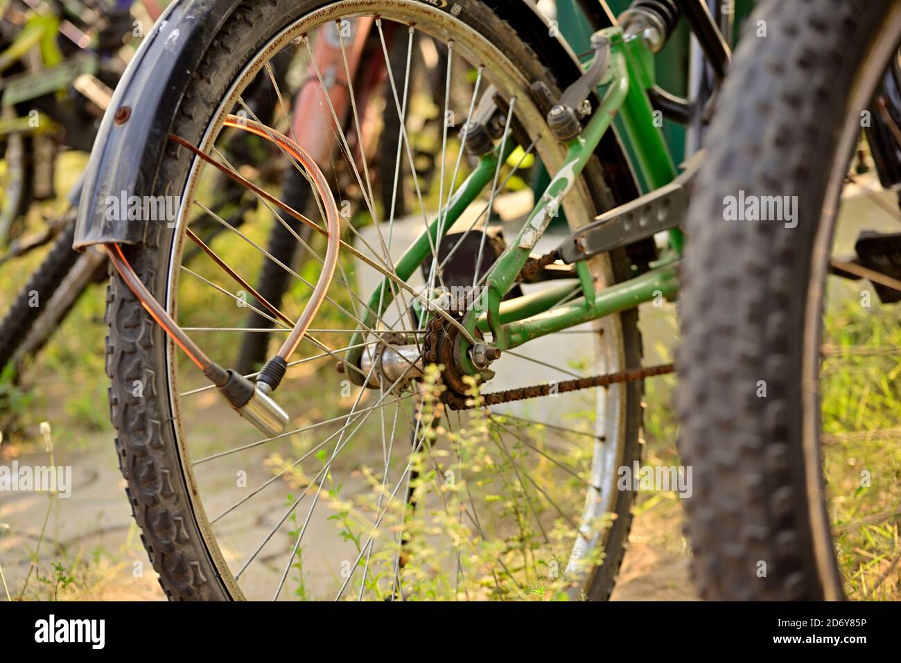 Ein Zahlenschloss auf einem Fahrrad im Hinterrad Stockfoto