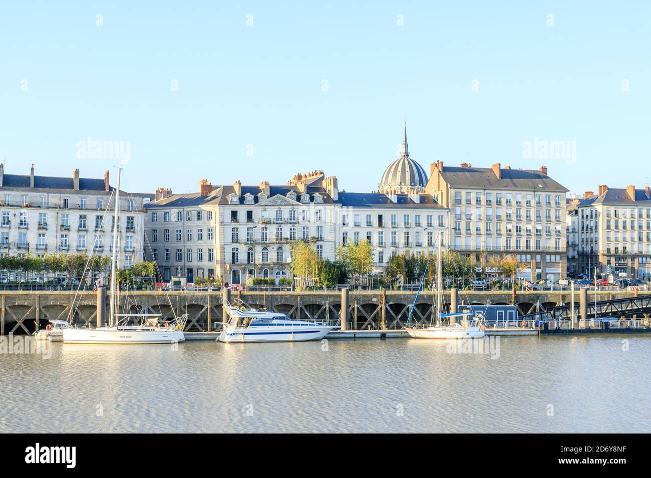 Frankreich, Loire Atlantique, Nantes, Blick auf den Quai de la Fosse von der Ile de Nantes // Frankreich, Loire-Atlantique (44), Nantes, vue sur le quai de la Stockfoto