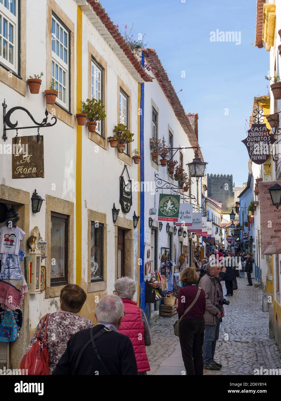 Die engen Gassen der Altstadt. Historische Kleinstadt Obidos mit einer mittelalterlichen Altstadt, eine Touristenattraktion nördlich von Lissabon Europa, Südeuropa, Stockfoto