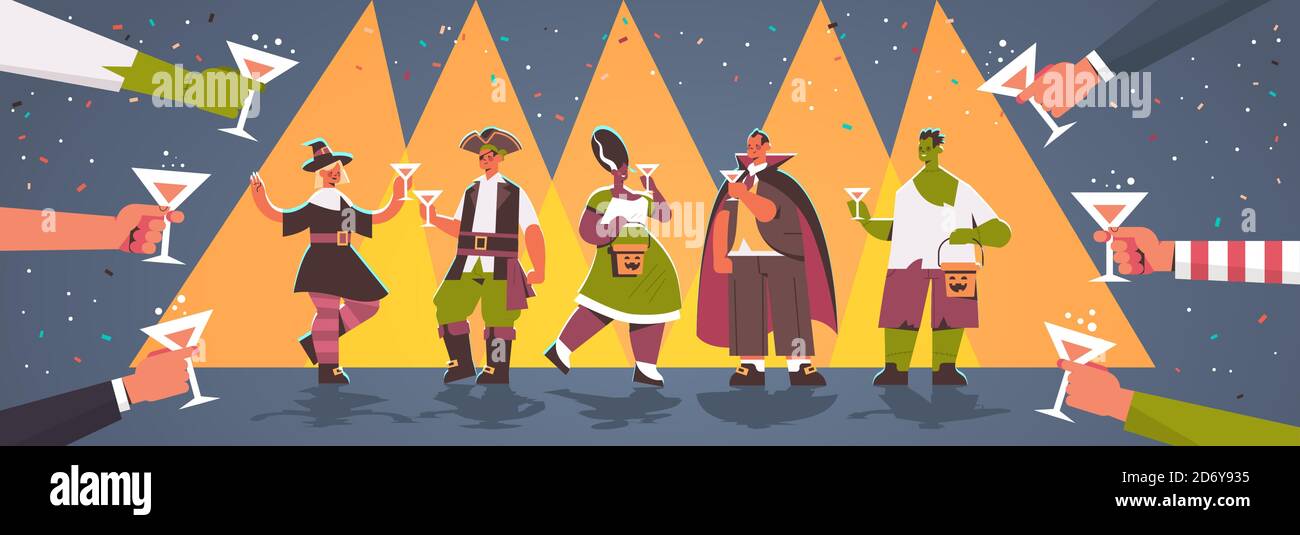Hände halten Gläser um Menschen in verschiedenen Kostümen feiern glücklich halloween Party Konzept Mischung Rennen Männer Frauen mit Spaß Gruß Karte voller Länge horizontale Vektorgrafik Stock Vektor