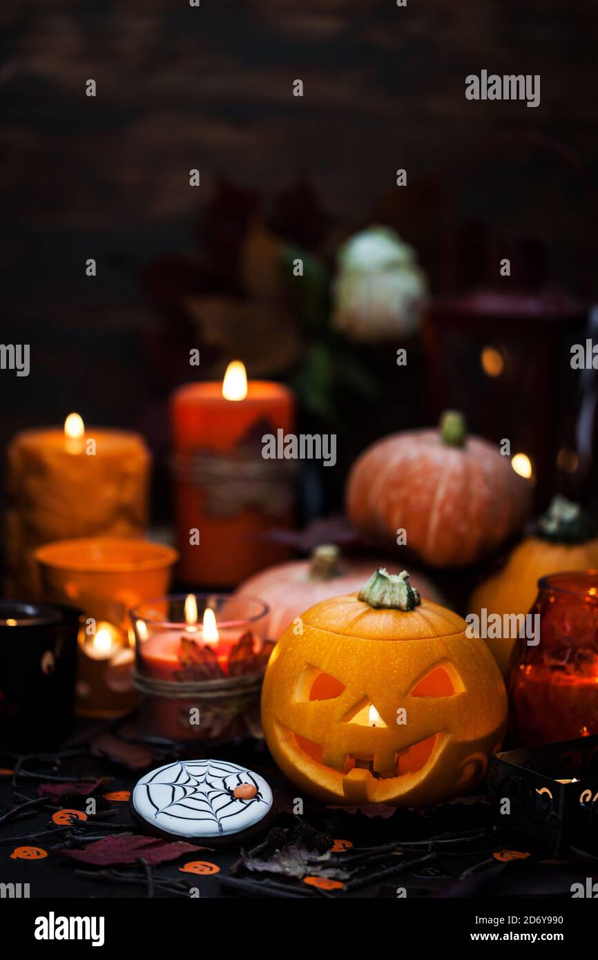 Dekorative Halloween-Kürbisse und Kerzen Stockfoto