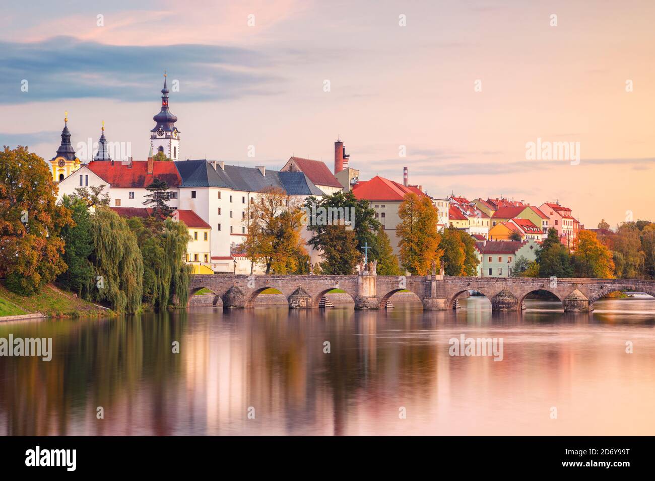 Pisek, Tschechische Republik. Stadtbild von Pisek mit berühmter Steinbrücke bei schönem Herbstuntergang. Stockfoto