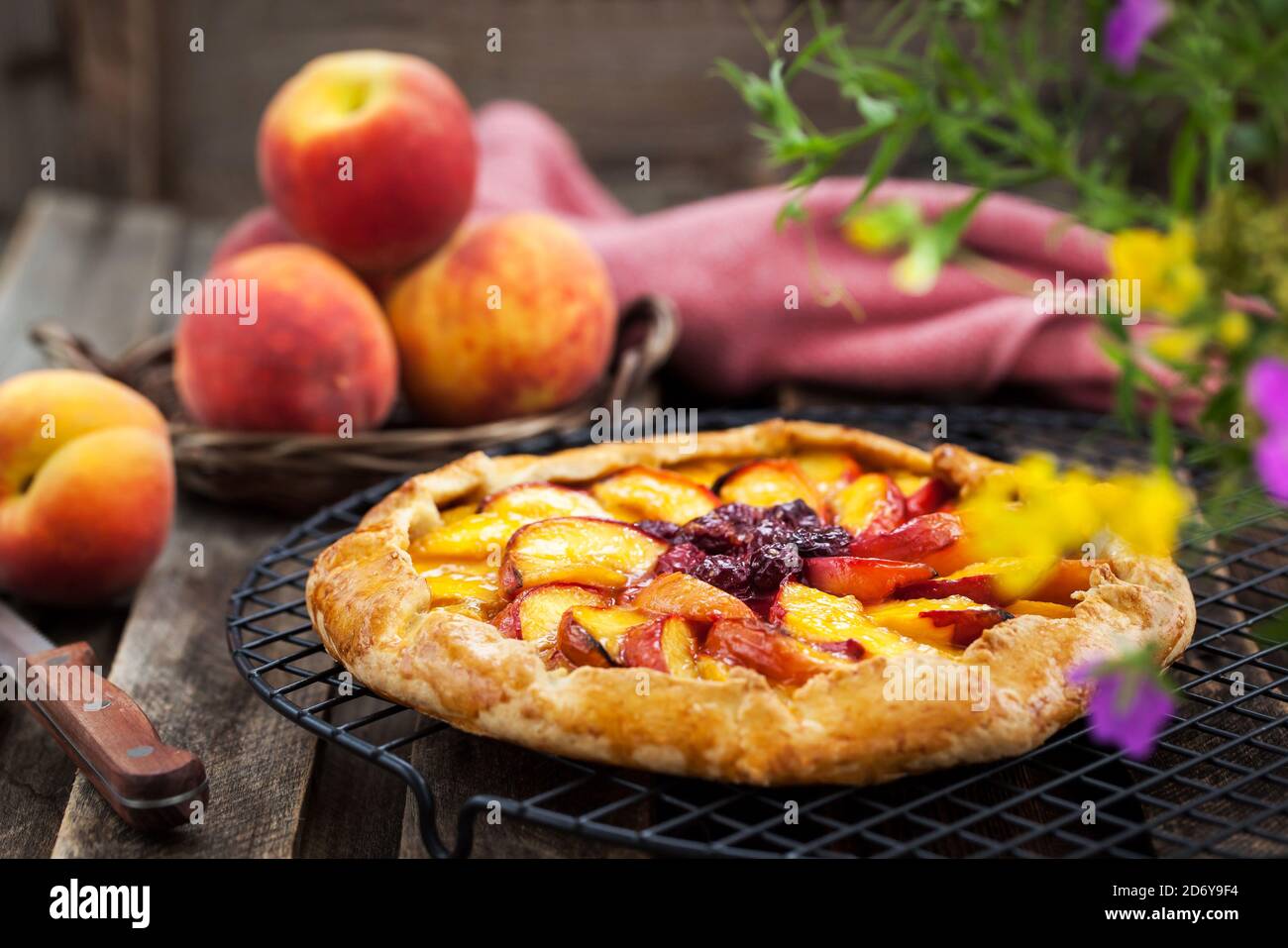 Rustikale Torte (Galette) mit Pfirsich und Kirsche Stockfoto