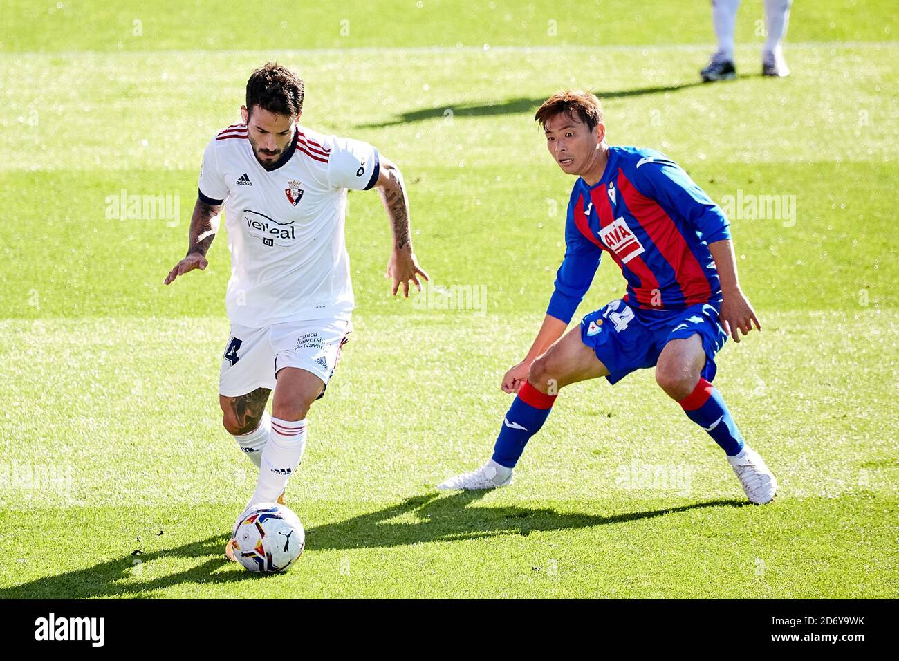 Uben Garcia von Osasuna und Takashi Inui von Eibar während Die spanische Meisterschaft La Liga Fußballspiel zwischen SD Eibar Und CA Osasuna am 18. Oktober Stockfoto