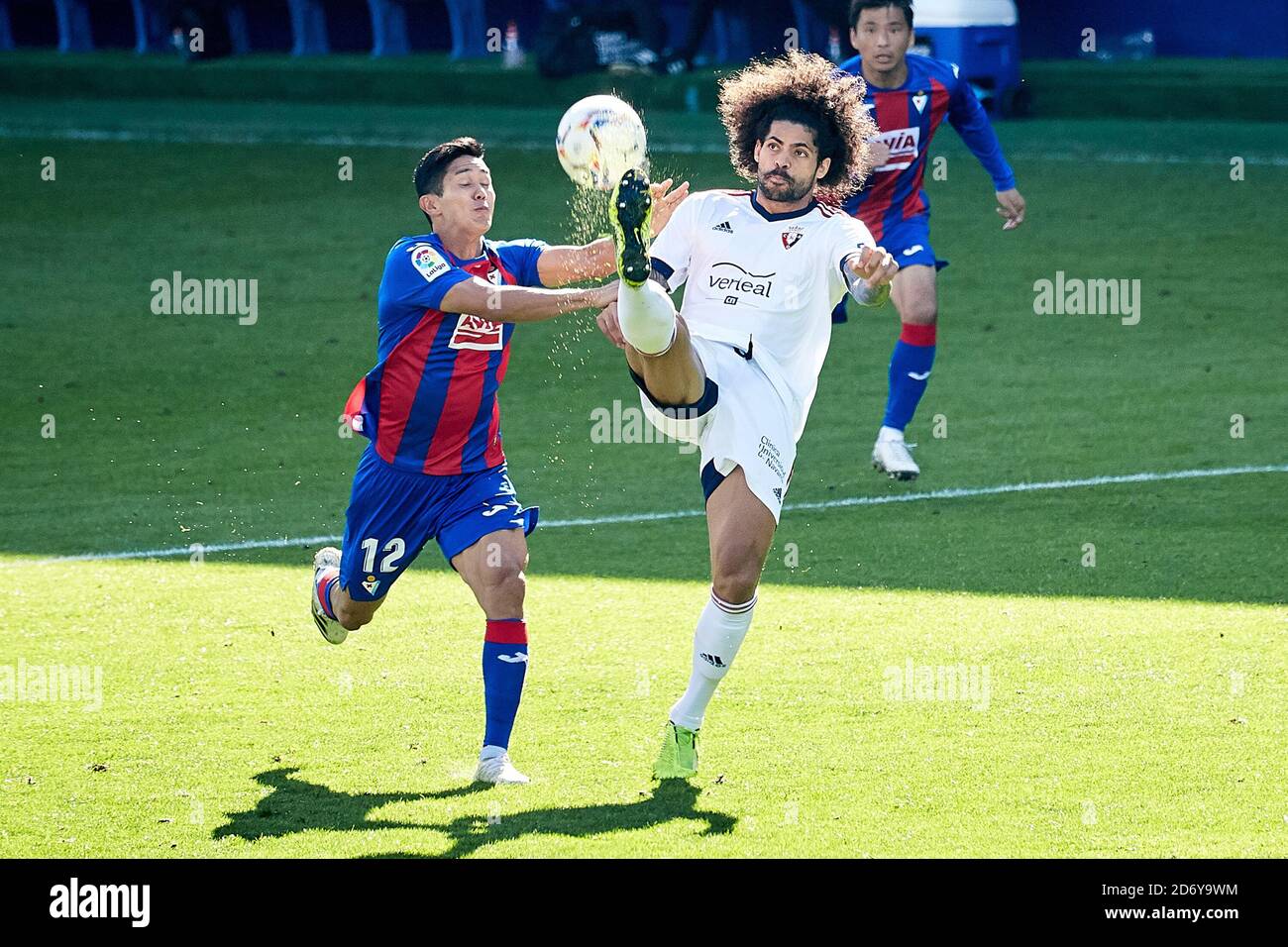 Oshinori Muto von Eibar und Aridane Hernandez von Osasuna während Die spanische Meisterschaft La Liga Fußballspiel zwischen SD Eibar Und CA Osasuna im Oktober Stockfoto