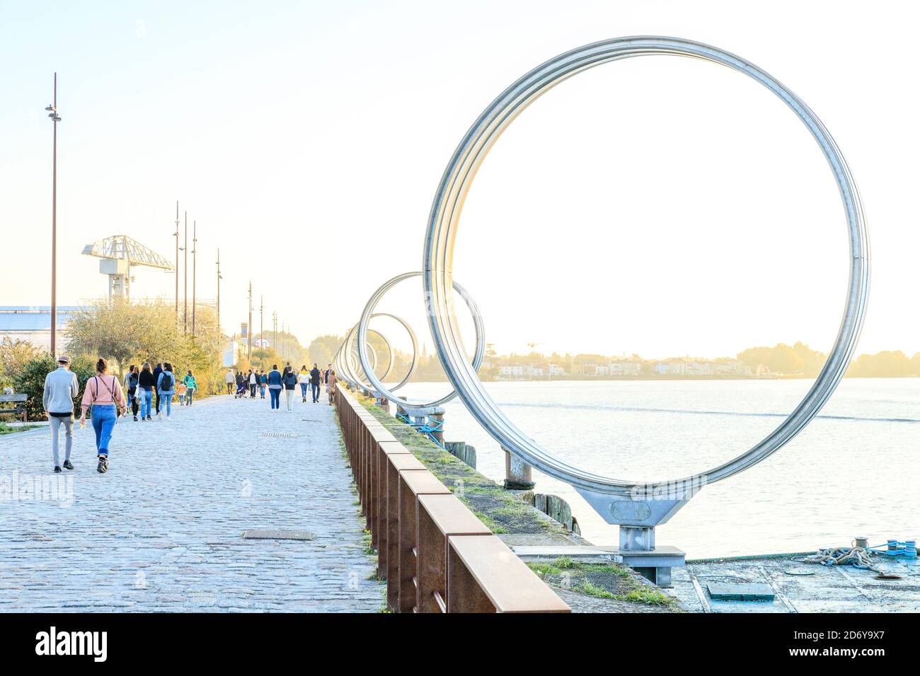 Frankreich, Loire Atlantique, Nantes, Ile de Nantes, Quai des Antilles, Les Anneaux Entworfen von Buren und Bouchain am Ufer der Loire // Frankreich, Lo Stockfoto