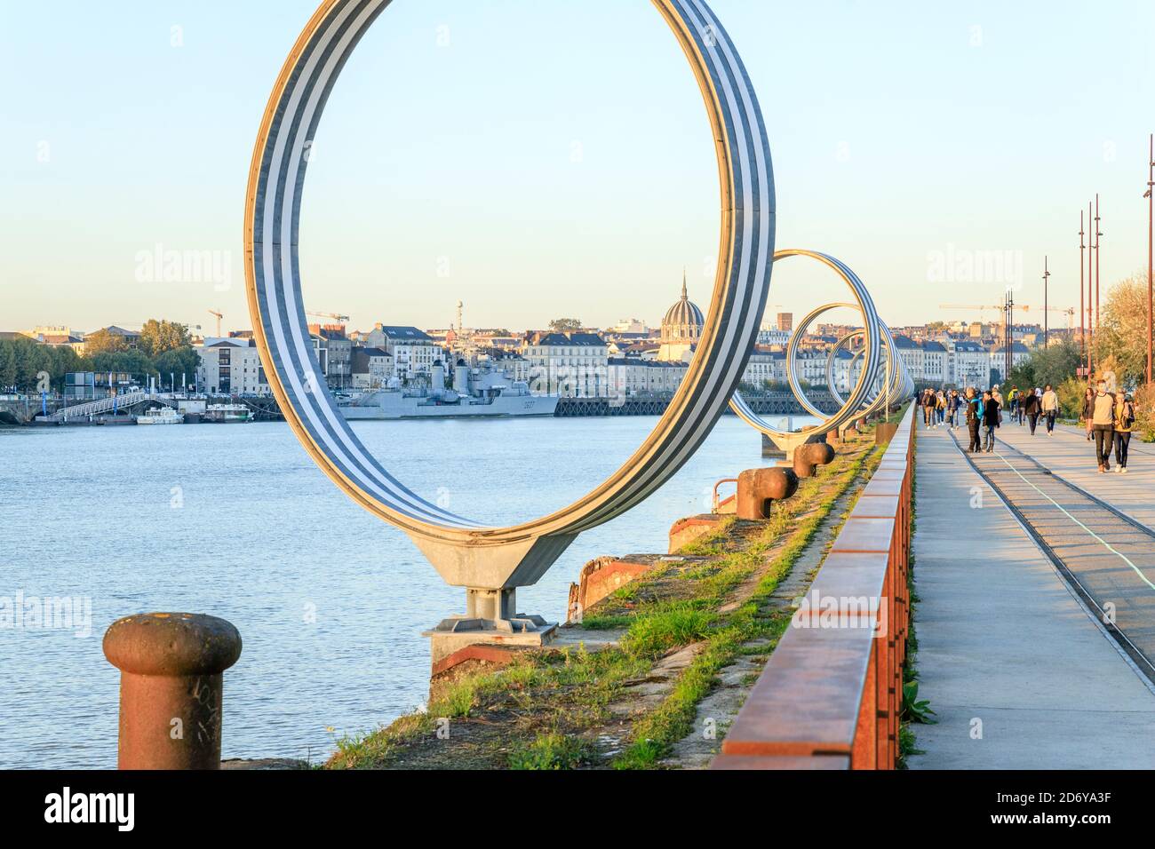 Frankreich, Loire Atlantique, Nantes, Ile de Nantes, Quai des Antilles, Les Anneaux Entworfen von Buren und Bouchain am Ufer der Loire // Frankreich, Lo Stockfoto