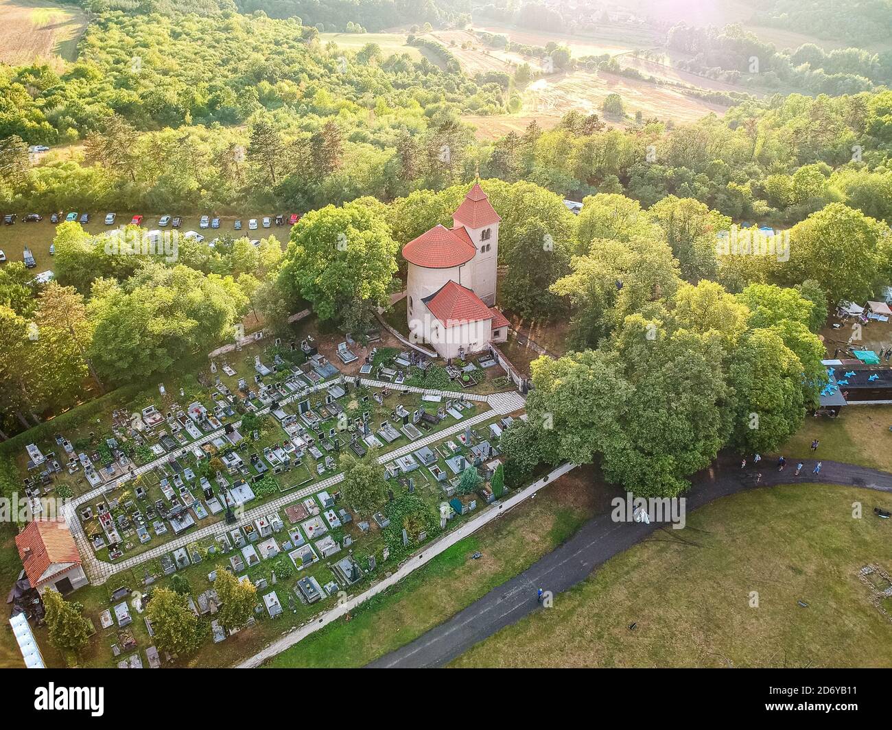 Flugzeug Blick auf die Landschaft der Tschechischen republik mit alten kirche und Friedhof Stockfoto