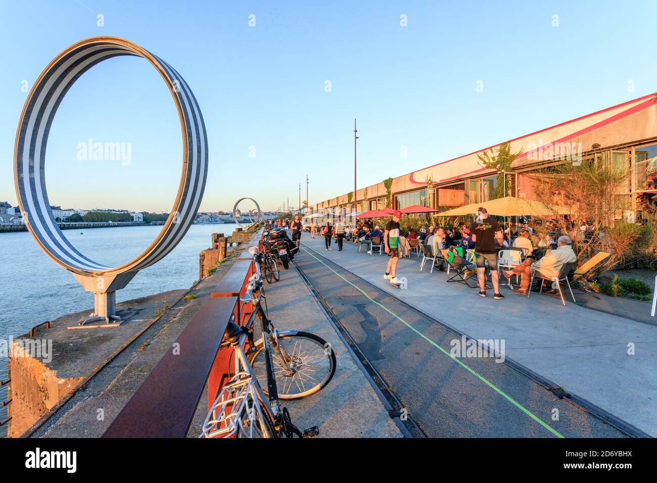 Frankreich, Loire Atlantique, Nantes, Ile de Nantes, Quai des Antilles, Les Anneaux Entworfen von Buren und Bouchain am Ufer der Loire und des le Ha Stockfoto