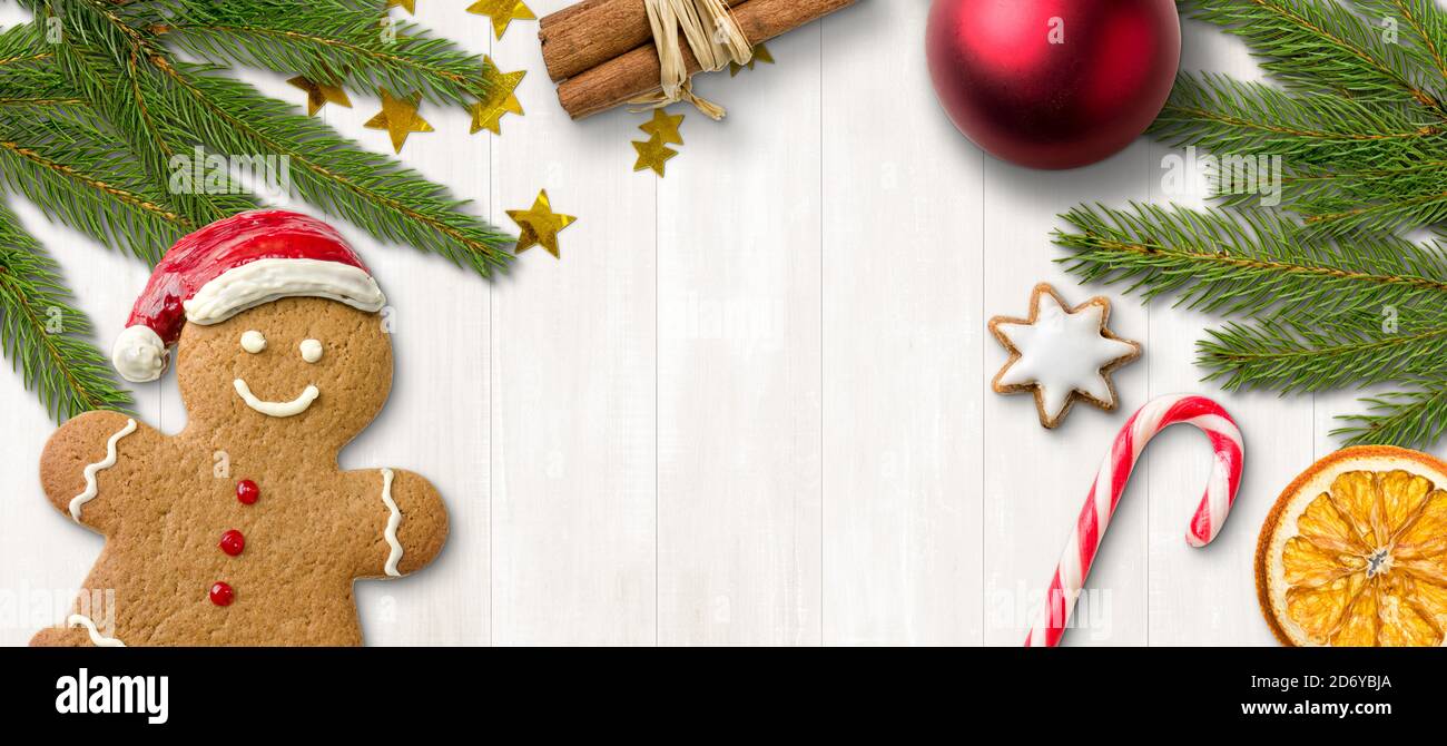 Ein Lebkuchenmann und weihnachtsdekoration Stockfoto