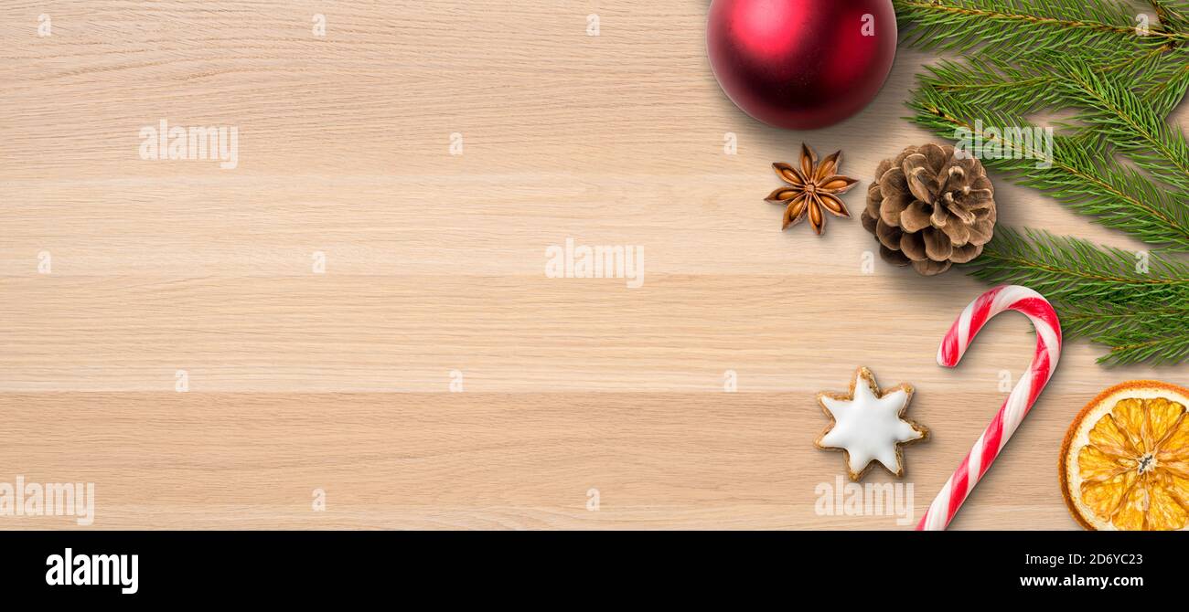 Weihnachtsschmuck auf einem Holzhintergrund mit Kopierraum Stockfoto
