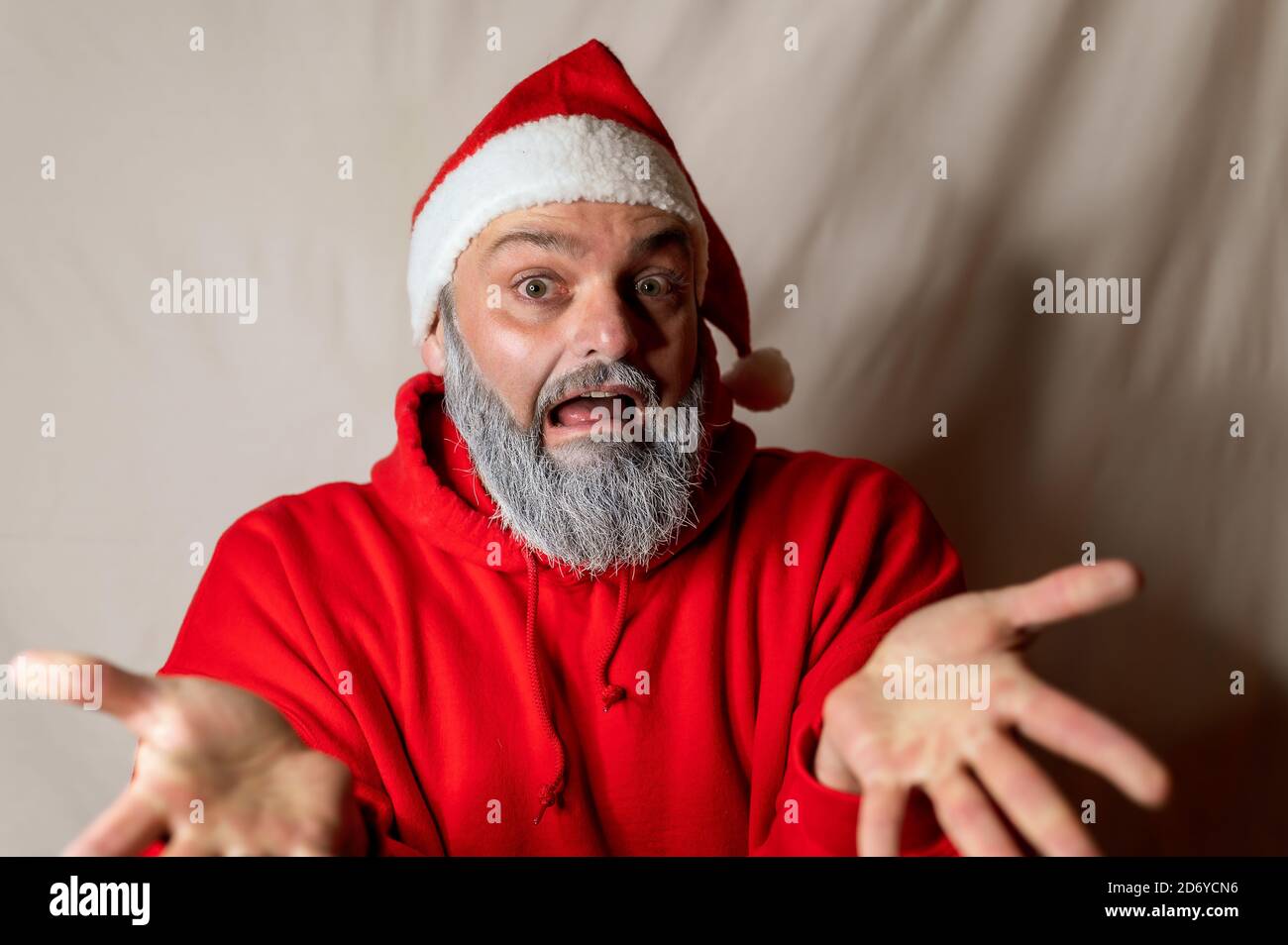 Der Weihnachtsmann steht mit leeren Händen da und ist darüber sehr verwirrt Stockfoto