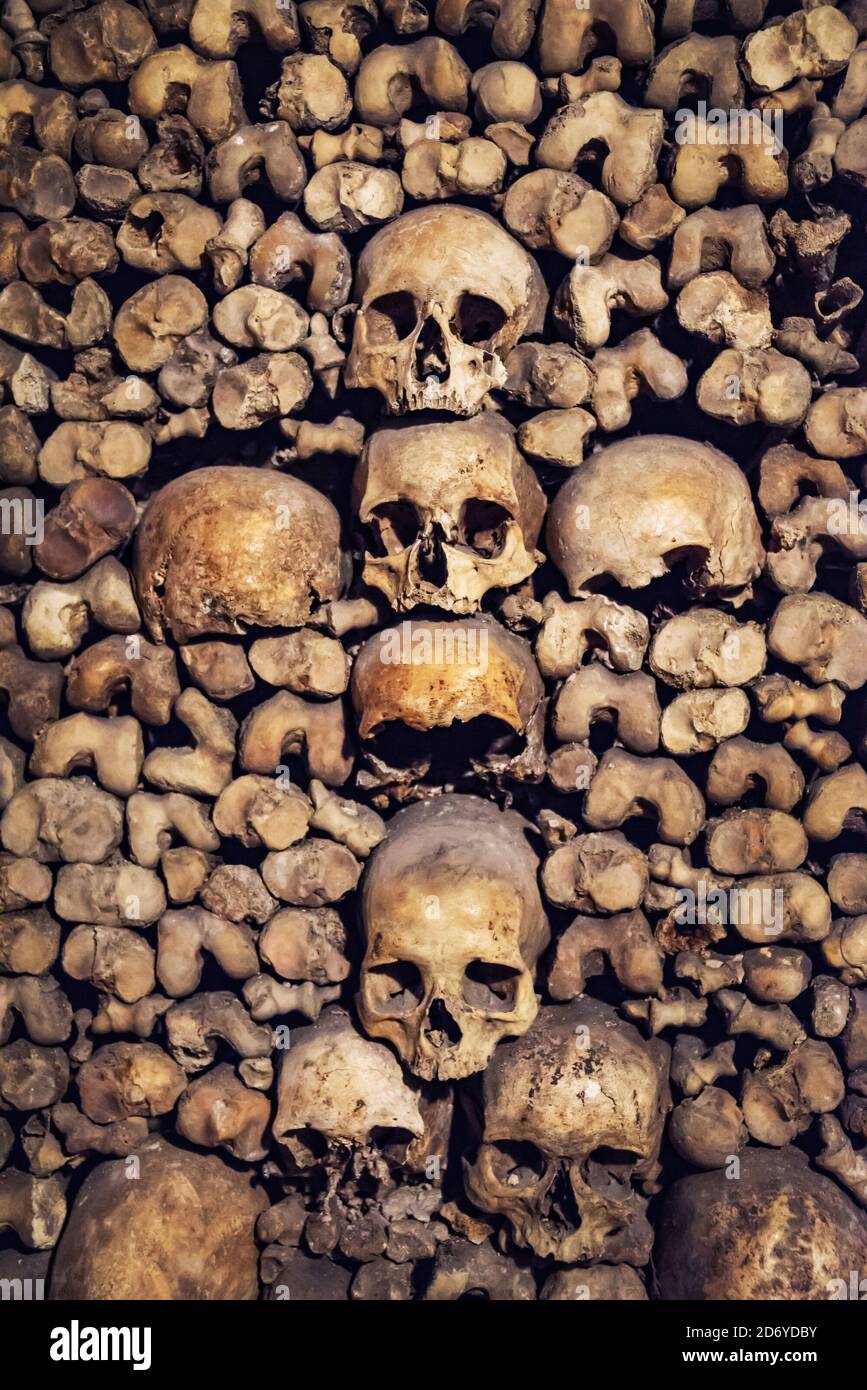 Stapel von Schädeln und Knochen in Form eines Kreuzes in den Katakomben von Paris, Frankreich Stockfoto