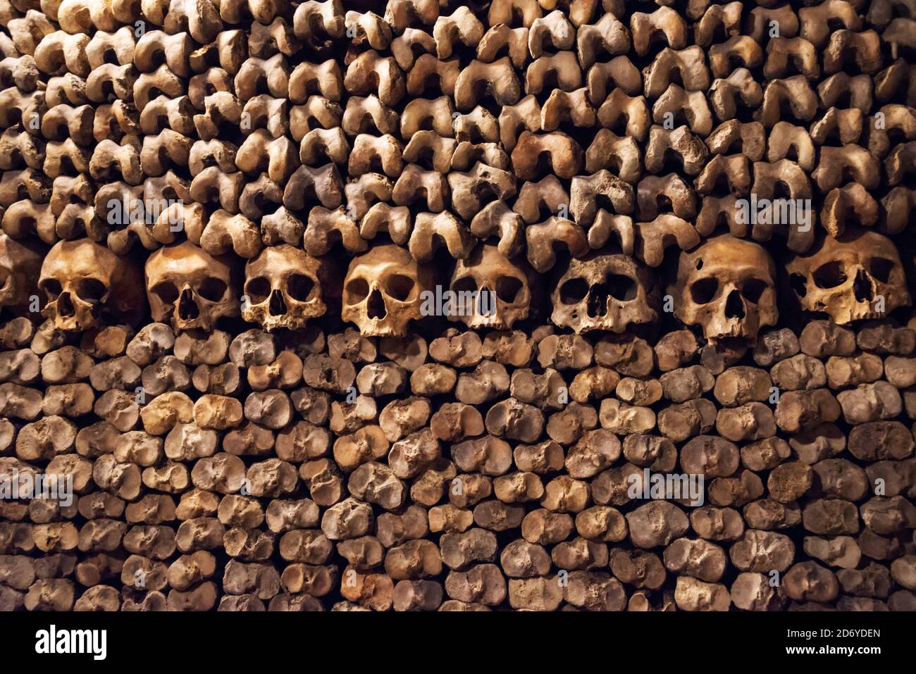 Stapel von Schädeln und Knochen in den Katakomben von Paris, Frankreich Stockfoto