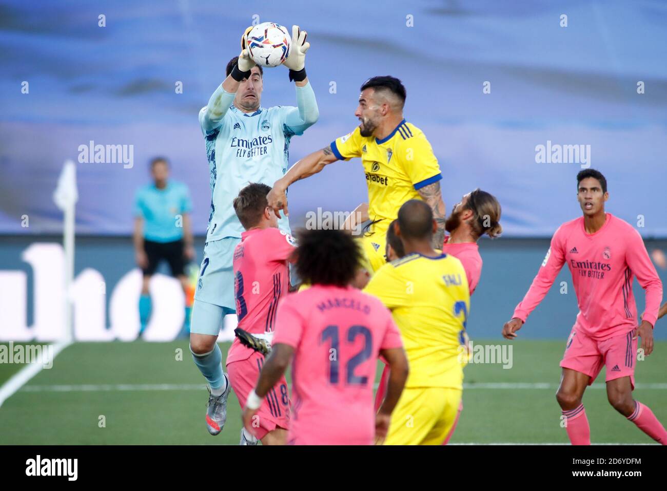 Hibaut Courtois von Real Madrid und Alvaro Negredo von Cadiz In Aktion während der spanischen Meisterschaft La Liga Fußballspiel Zwischen Real Madrid und C Stockfoto